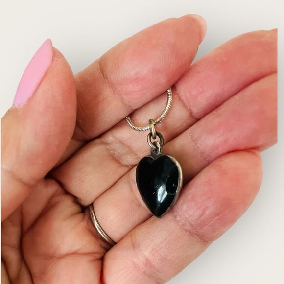 Black heart pendant set in silver - Picture 5 of 6